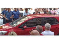 Şüphelinin otomobilindeki köpek polisi ısırdı