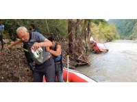 Melen Çayı'na devrilen otomobilin sürücüsünü raftingciler kurtardı