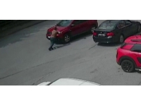 El freni çekilmeyen aracı iterek durdurdular