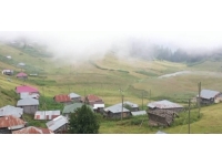 Gölyanı Yaylası ziyaretçilerini yöresel mimarisiyle karşılıyor