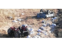 Traktör şarampole devrildi: 2 ölü, 1 yaralı