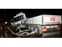 Büyükçekmece'de tır bariyerlere çarptı, sürücü yaralandı