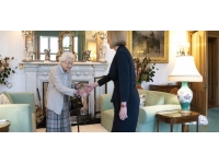 Liz Truss Kraliçe'den hükümeti kurma görevini aldı