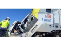 Hemzemin geçitte trenin çarptığı hafif ticari aracın sürücüsü öldü
