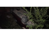 Karabük'te otomobil apartmanın bahçesine devrildi