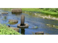 Osmaniye'de dereye atılan lastikler çevre kirliliğine neden oldu