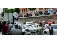 Meksika'da freni patlayan tır 22 aracı ezdi: 44 yaralı