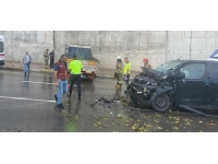 Tuzla'da kamyonla minibüs çarpıştı: 2 yaralı