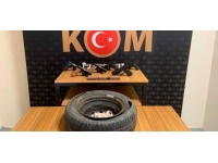 Otomobile gizlenmiş 6 ruhsatsız tabanca ele geçirildi