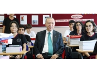Cumhurbaşkanı Erdoğan ders zili çalıp öğrencilerle sohbet etti