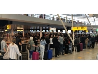 Amsterdam havalimanında personel eksikliği ve aşırı yoğunluk krizi sürüyor