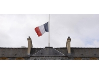 Fransa belediye başkanları Kraliçe için bayraklarını indirmeyi reddetti