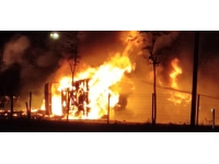 Aksaray'da devrilen tır alev aldı