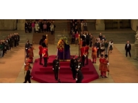 Nöbet tutan kraliyet askeri bayıldı