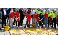 Sinop’ta öğrencilerle birlikte yaya geçidi sembolü boyandı