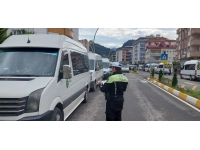 Trafik polisleri okul servislerini denetledi