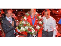 Dünya şampiyonu milli güreşçi Yasemin, memleketi Balıkesir'de coşkuyla karşılandı