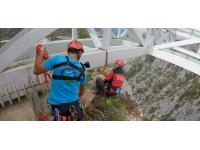 Kastamonu'da iple Çatak Kanyonu'na inip cam terasın altında çevre temizliği yaptılar