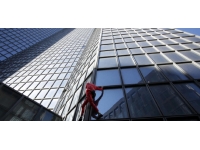 'Örümcek Adam' Paris'te