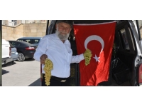 Hakkari'deki askerlere Denizli'den üzüm getirdi