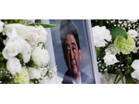 Abe'ye devlet cenazesi düzenlenmesini protesto eden adam kendini ateşe verdi