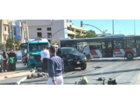 Otomobilin çarptığı dolmuş savrulup motosiklete çarptı: O anlar kamerada