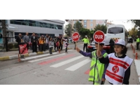 Öğrenciler trafik polisi oldu, trafik kurallarına dikkat çekti