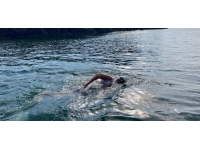 Master yüzücünün yeni başarısına yunuslar da eşlik etti