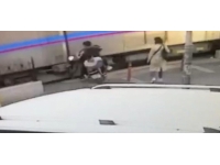 Tramvaya çarpan motosikletteki yolcu metrelerce sürüklendi