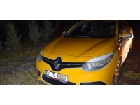 Taksiciyi bıçaklayıp aracını gasbetti