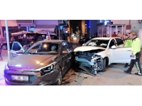 Kocaeli'de iki otomobil çarpıştı: 3 yaralı