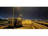 Kuzey Marmara Otoyolu'nda tır devrildi: Yol trafiğe kapandı