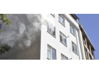 Sinekleri kovmak için kükürt yaktı, evi alev aldı