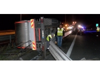 Kuzey Marmara Otoyolu'nda tır devrildi: 1 yaralı