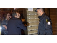 Müşteri içeride kahve içerken dükkanı kilitleyip çorbacıya gitti