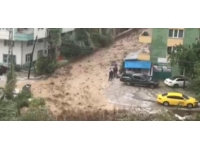 Artvin'i sağanak ve dolu vurdu: Yollar çamurla kaplandı