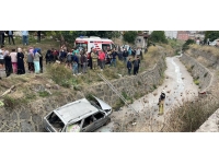 Kontrolden çıkan otomobil dereye devrildi: 4 yaralı