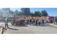 Denizli'de otomobil ile traktör çarpıştı: 5 yaralı