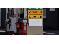 Fransa'da akaryakıt istasyonunu işgal eden gençler, benzini belirledikleri fiyattan sattı