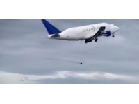 Kargo uçağının kalkış sırasında iniş takımı koptu