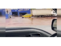 Tır şoförü arkasındaki aracı böyle sürükledi