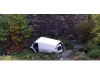 Osmaniye'de minibüs şarampole devrildi: 2 yaralı