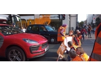 İklim aktivistlerinin bu seferki hedefi lüks araç galerisi oldu