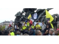 Fransa'da binlerce kişi sokağa döküldü