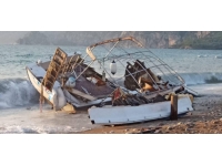 Antalya'da batan tekne parçalanarak sahile vurdu