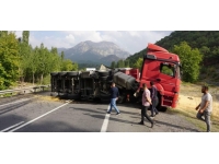 Niğde-Adana kara yolunda tır devrildi