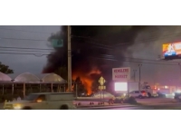 ABD’de küçük uçak araç galerisine düştü: 2 ölü