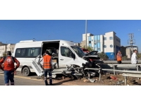 Gaziantep'te işçi servisi bariyere çarptı: 1 ölü, 5 yaralı