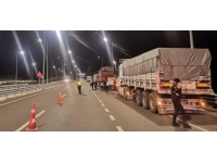 Tırın patlayan lastiğini değiştirenlere otomobil çarptı: 4 yaralı