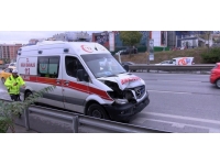 İstanbul'da otomobil ambulansla çarpıştı: 3'ü sağlık çalışanı 4 yaralı